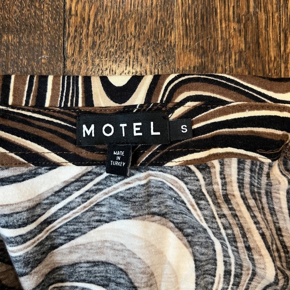 Motel Rocks Avaya Mini Dress in 70s Ripple Brown - Picture 4 of 4